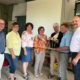 Eine kleine Lehrstunde über die Anatomie der Honigbiene gab es beim Besuch der Imkerschule Schwaben in Kaufbeuren-Kleinkemnat von Schulleiter Gerd Ullinger. Das Foto zeigt v.l.n.r.: Eckard Radke, Präsident des Bezirksverbandes Imker Schwaben e.V., Catrin Riedl, Stadträtin und SPD-Fraktionsvorsitzende der SPD in Kaufbeuren, die beiden Landtagsabgeordneten Ruth Müller und Ilona Deckwerth, Schulleiter Gerd Ullinger, MdL Dr. Paul Wengert und Landtagskandidaten der SPD in Kaufbeuren, Markus Kubatschka.